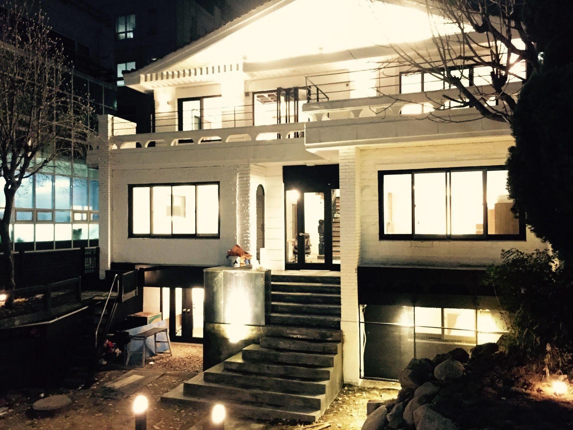 Хостел House 740 Сеул Экстерьер фото